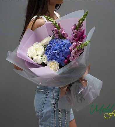 Bouquet of violet hydrangea and white roses photo 394x433